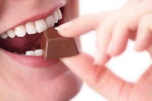 Frau mit Schokolade im Mund